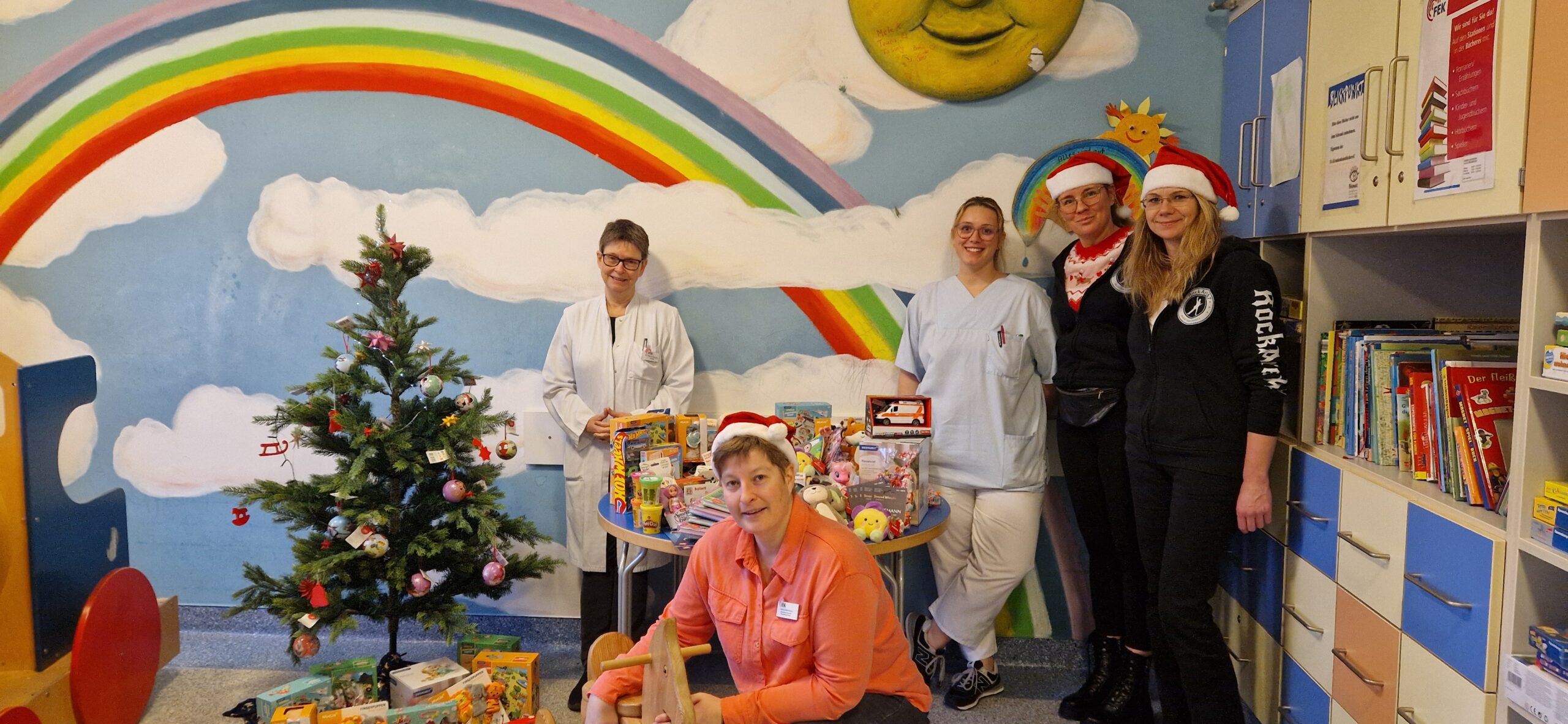 Spielzeugspende und Naschitüten für das FEK NMS